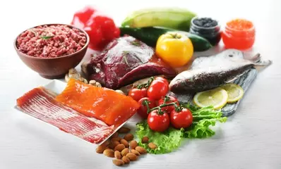 продукты: печень, рыба, фарш, красная и черная икра, овощи, орехи