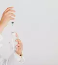 врач готовит капельницу от похмелья