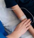рука пациента под капельницей от запоя