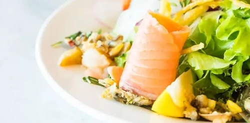 салат из морепродуктов, фруктов и овощей